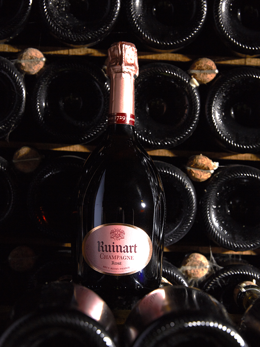 1764年，汇雅香槟酒庄推出首款粉红香槟——Ruinart Rosé。