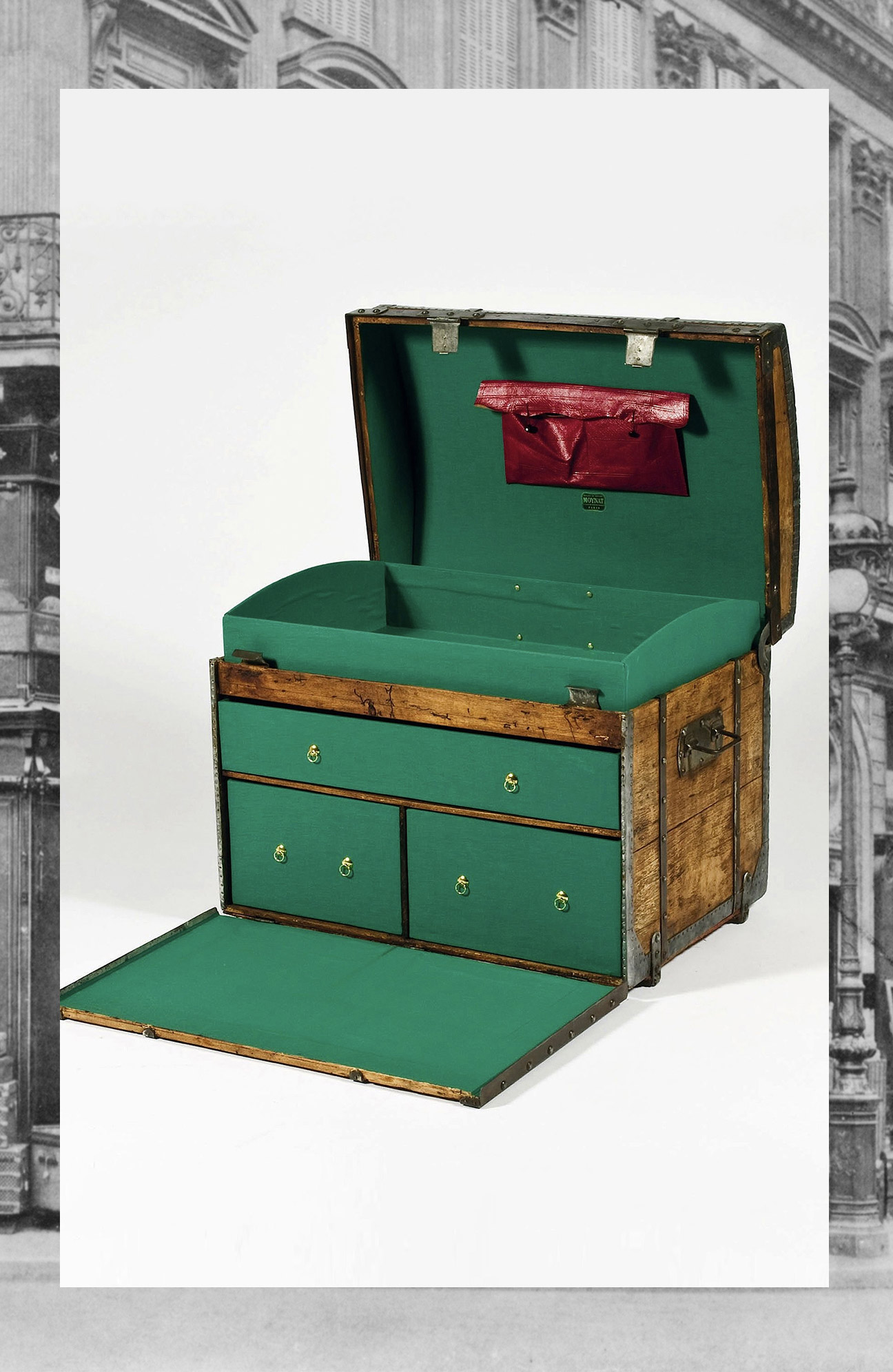 MOYNAT古董旅行箱中用于收纳旅行文件的内部红色皮革袋 – 约1880年 © Moynat典藏