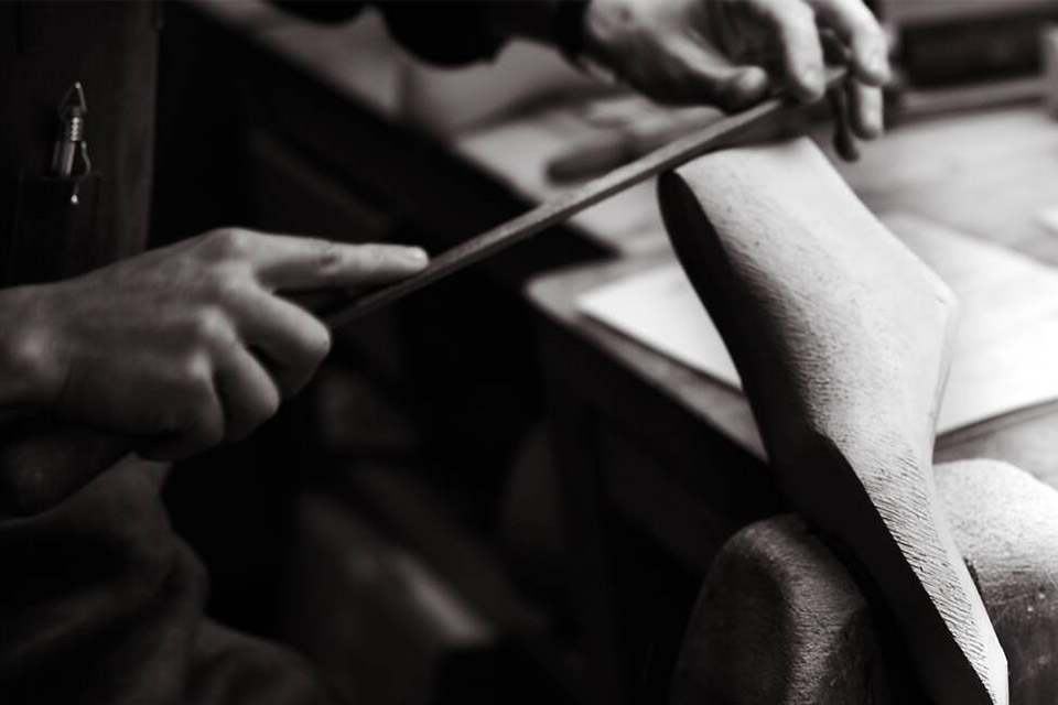 为定制鞋履进行鞋型创作