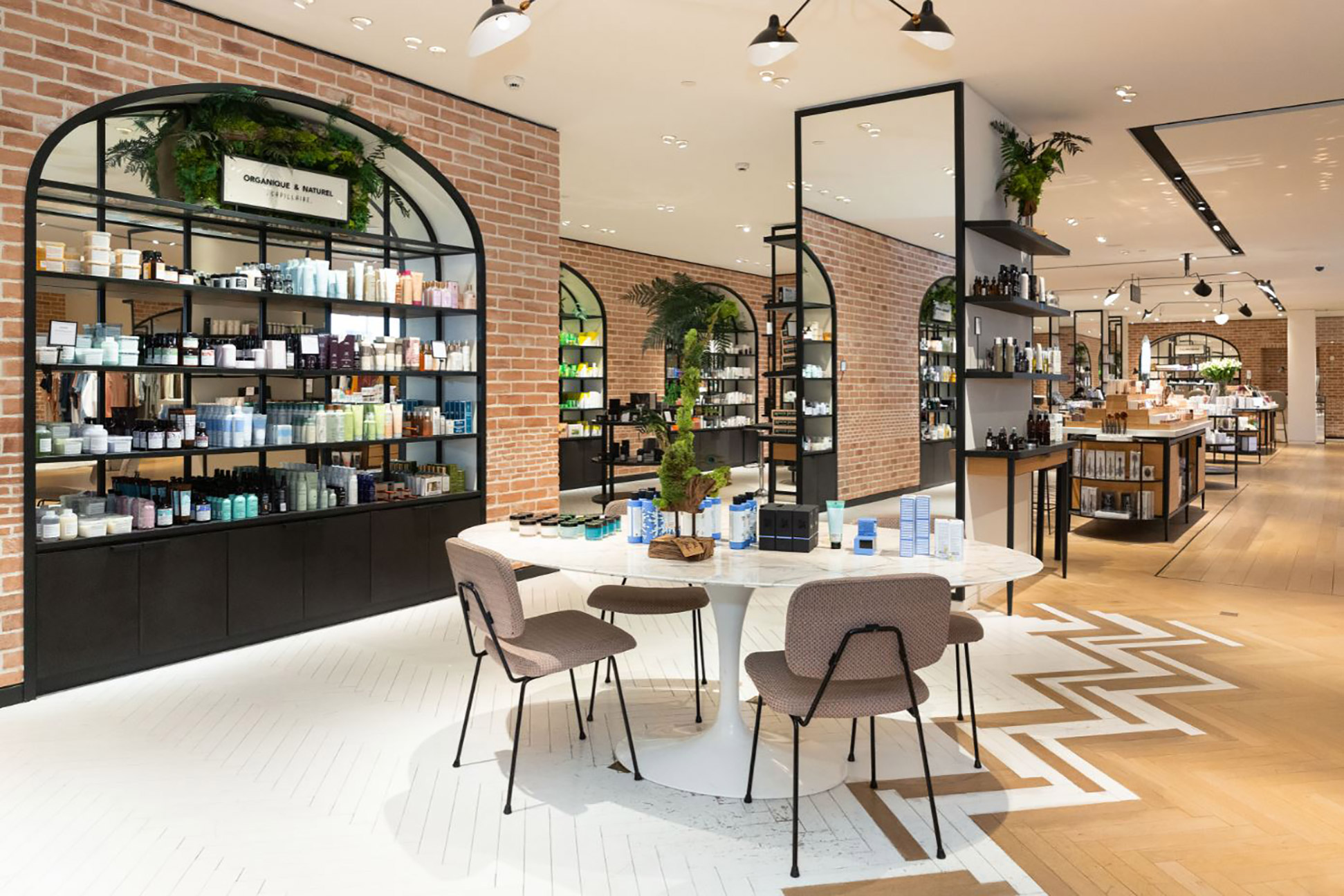 香水与化妆品。 © Yvan Matrat