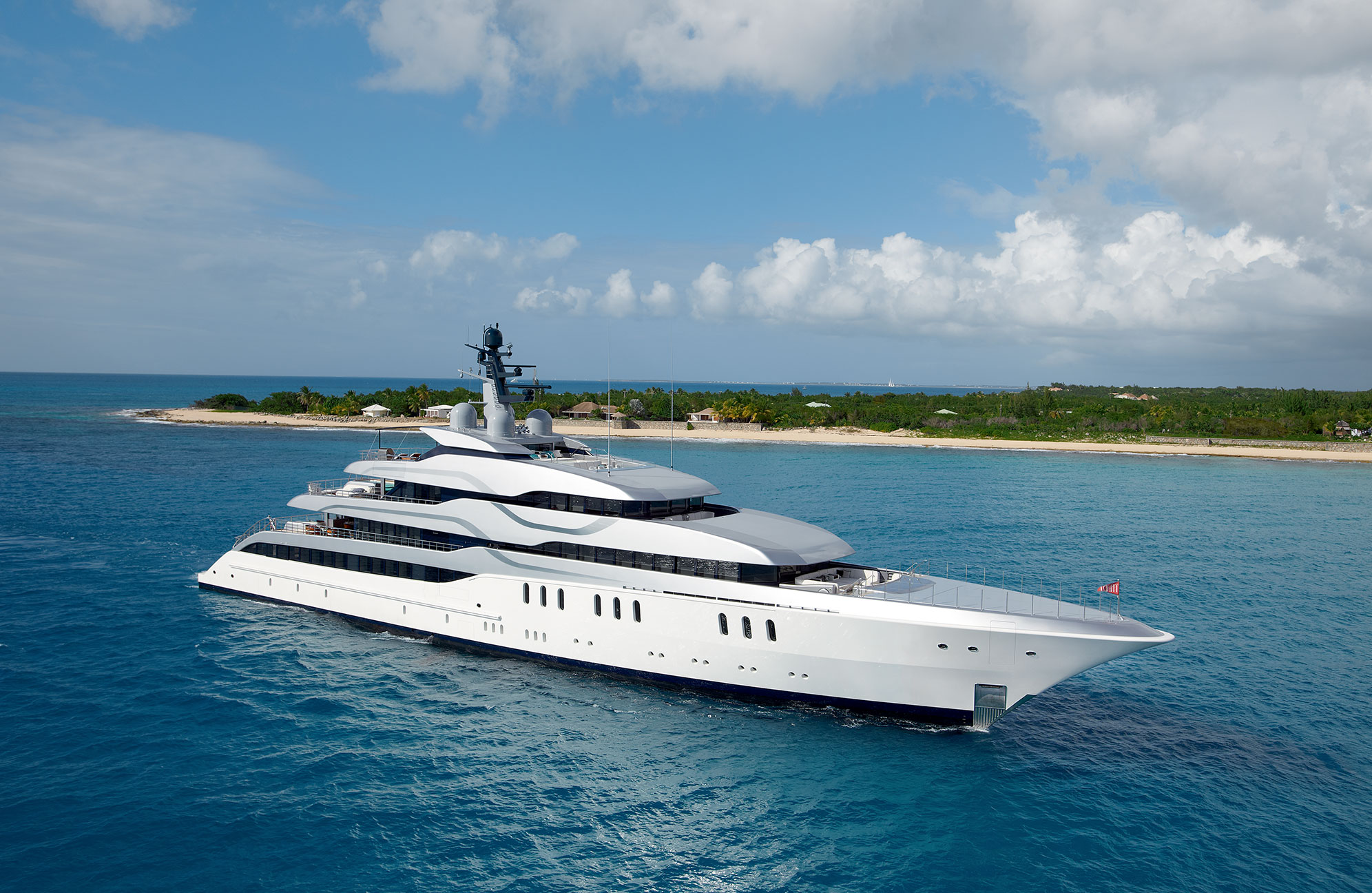 “Feadship Tango”号游艇长77.70米，造型新颖、性能卓越、工艺精湛。