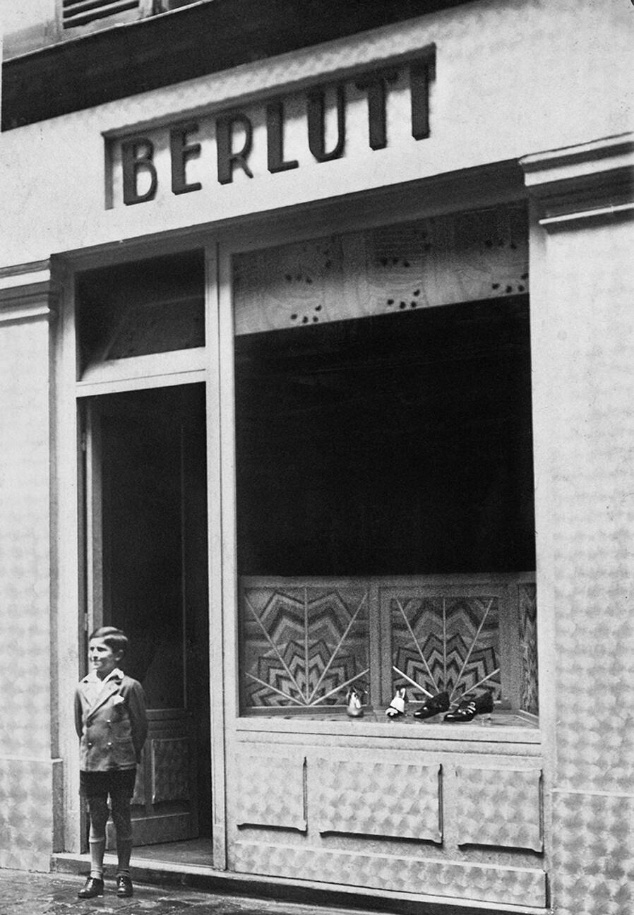 Talbinio Berluti站在位于rue du Mont-Thabor的首家Berluti精品店前
