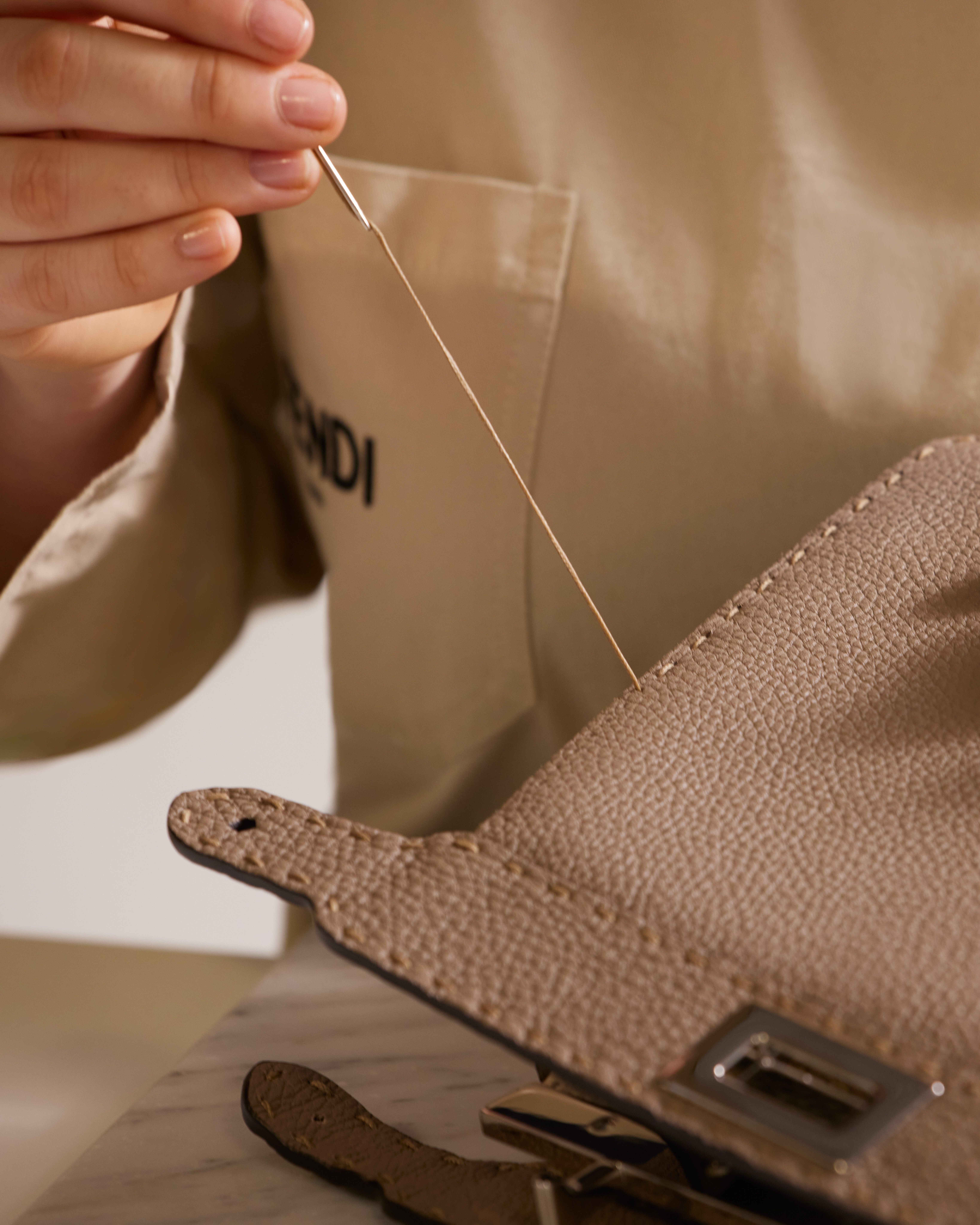 Fendi皮革工匠为散发异域风情的迷你Peekaboo手袋修饰细节  © Courtesy of Fendi