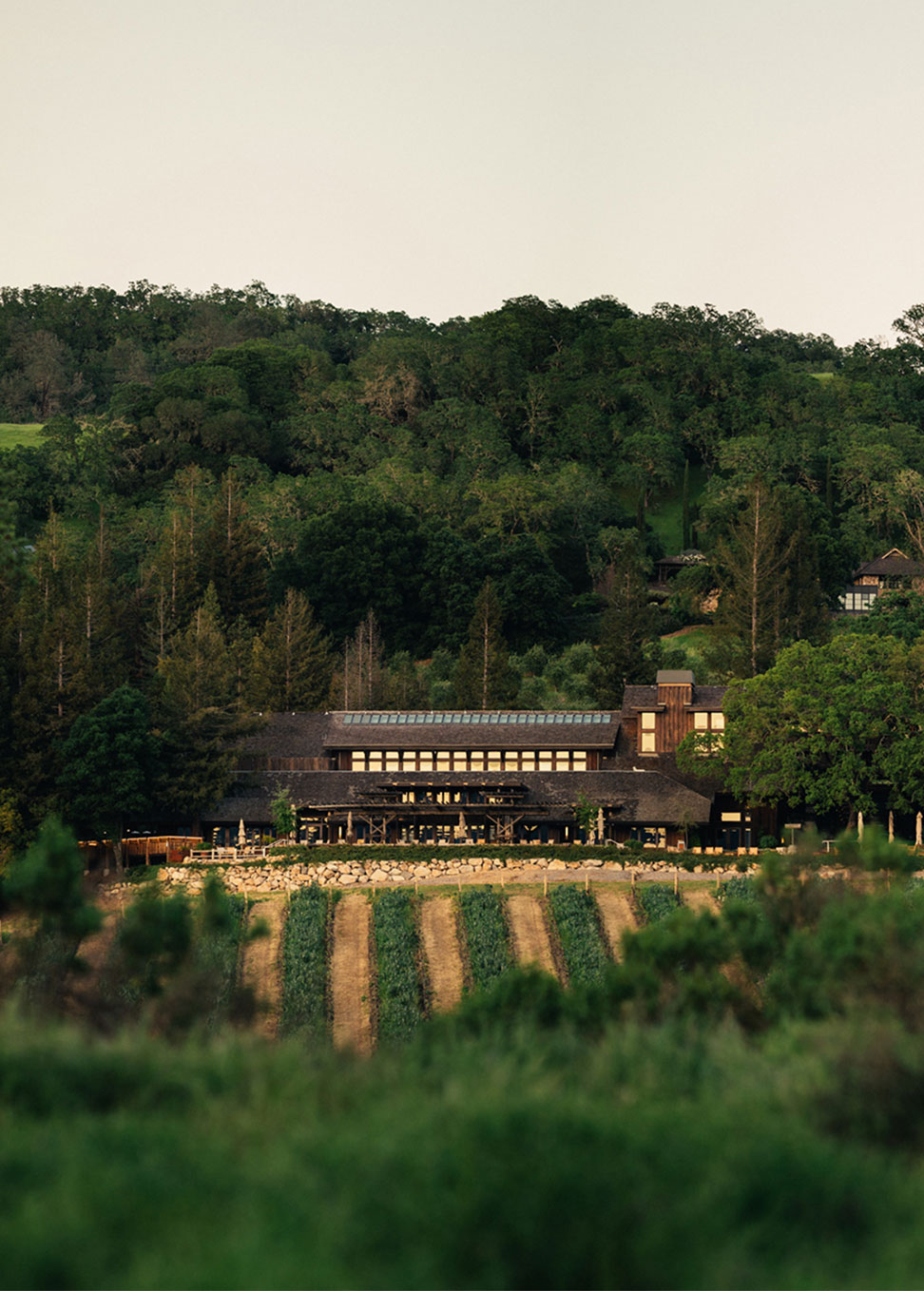 Joseph Phelps酒庄位于纳帕谷,由建筑师John Marsh Davis设计