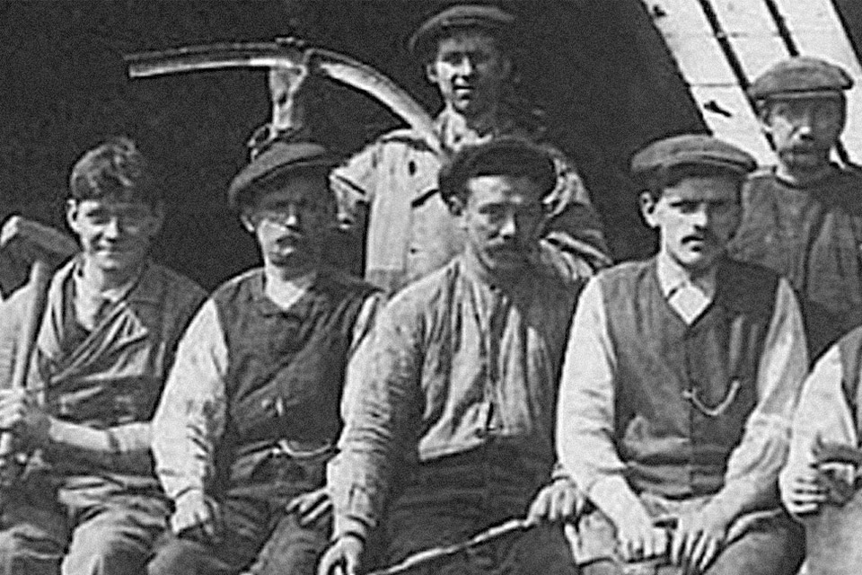 1914年,帆桁上的工人 © Feadship