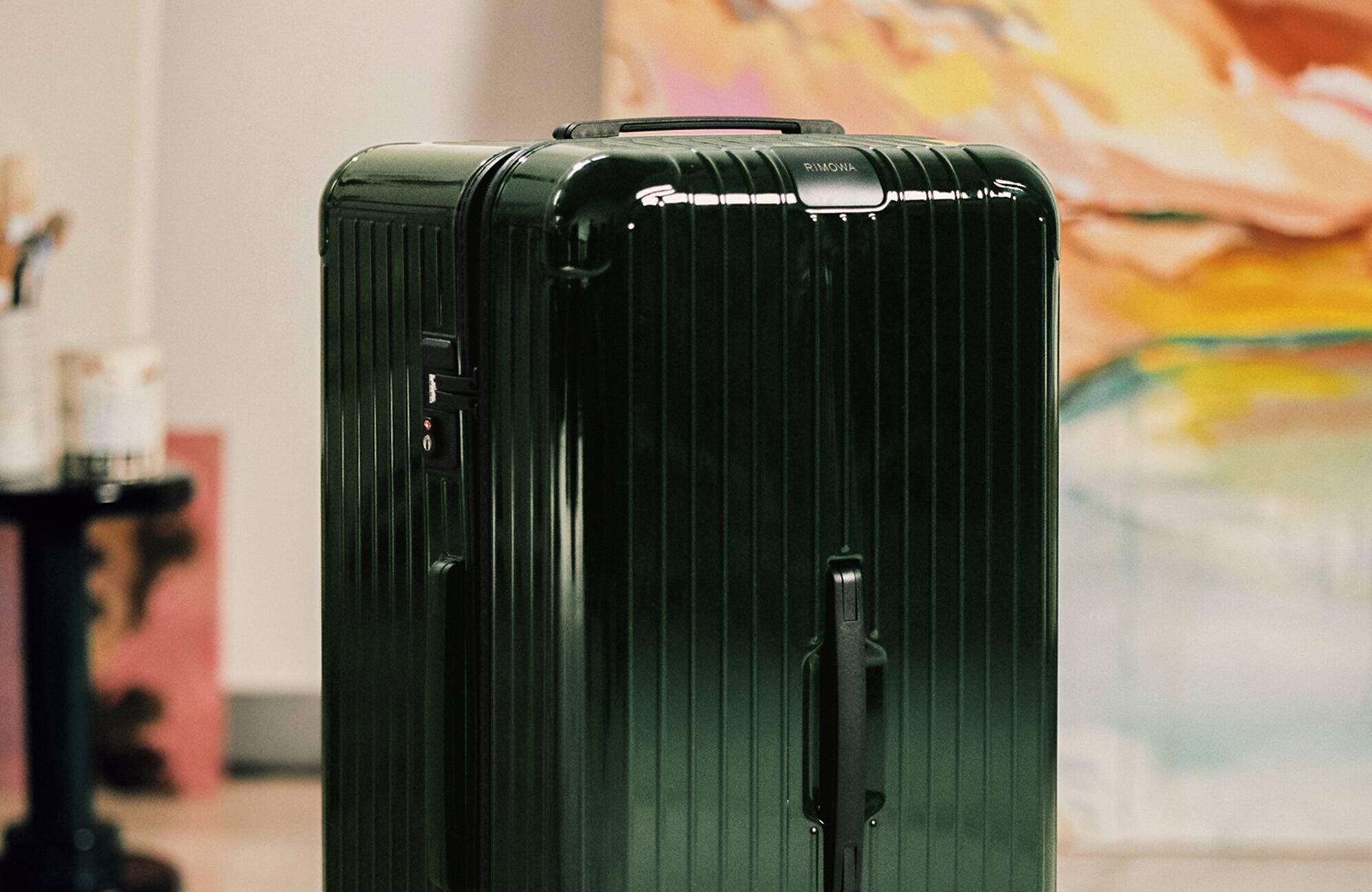 RIMOWA Essential系列，首款开拓性的聚碳酸酯行李箱。