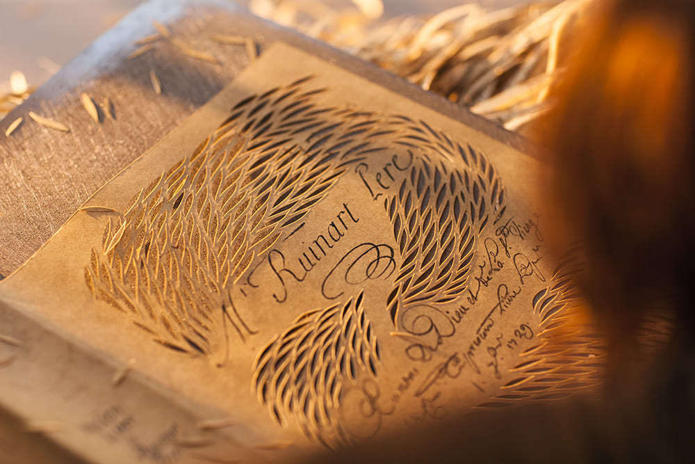 1729年9月1日,Nicolas Ruinart开设其首本起泡酒账簿。这本帐簿可谓一份诞生证明:Ruinart作为史上首家香槟酒庄的称号实至名归。