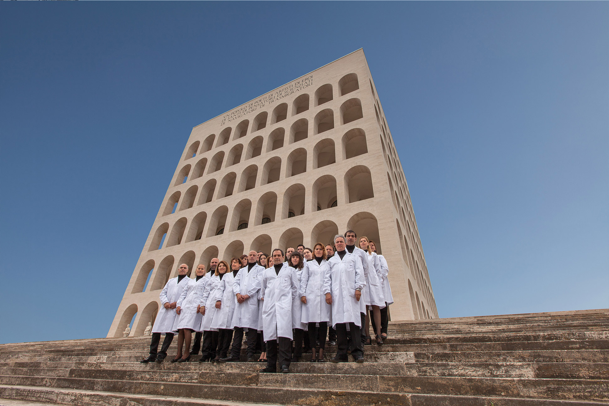 Fendi皮草工坊的工匠们在品牌罗马总部Palazzo della Civiltà Italiana的台阶上 © Courtesy of Fendi
