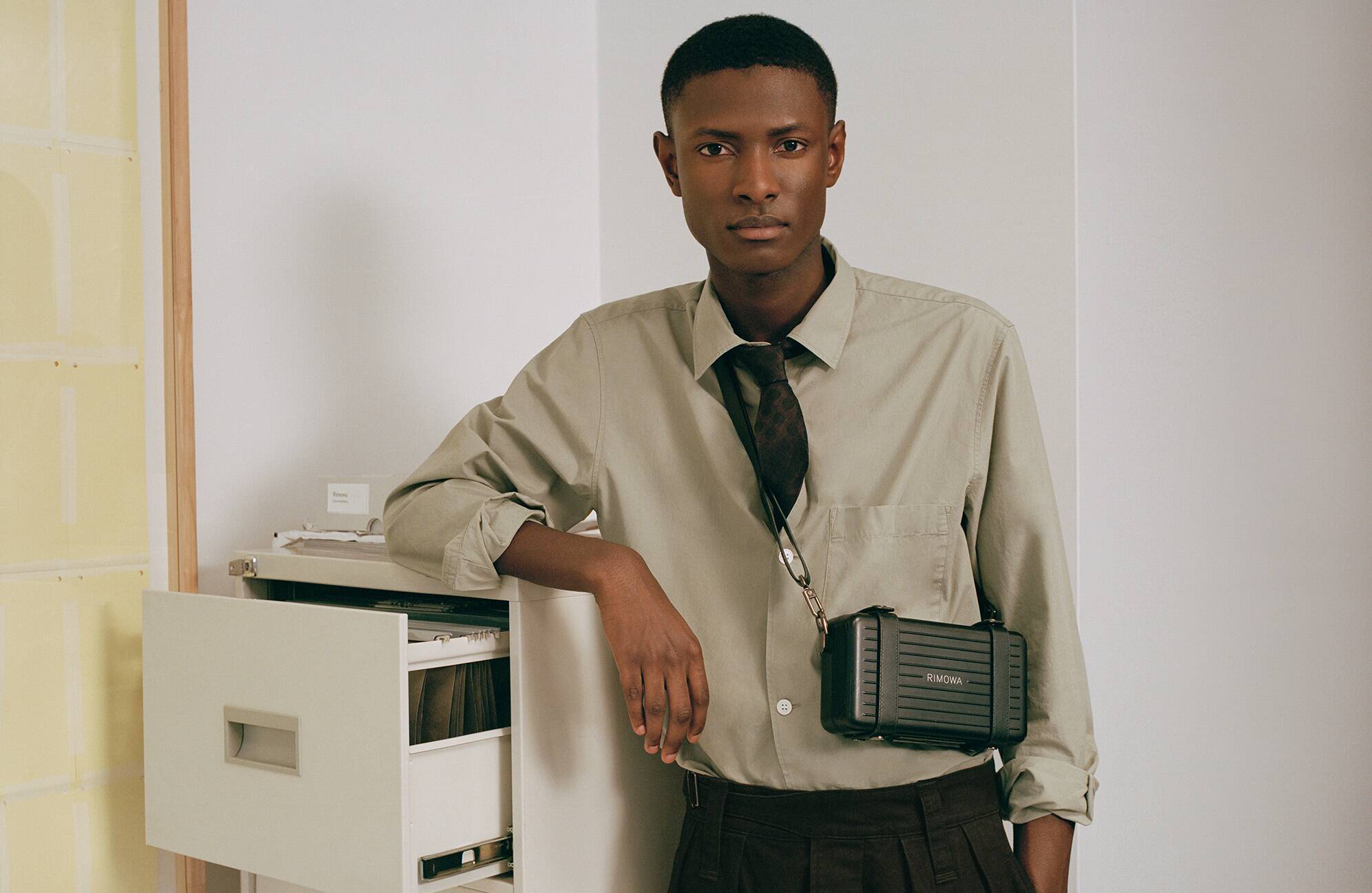 RIMOWA Personal系列斜挎包,专为频繁出行的人士而设计。