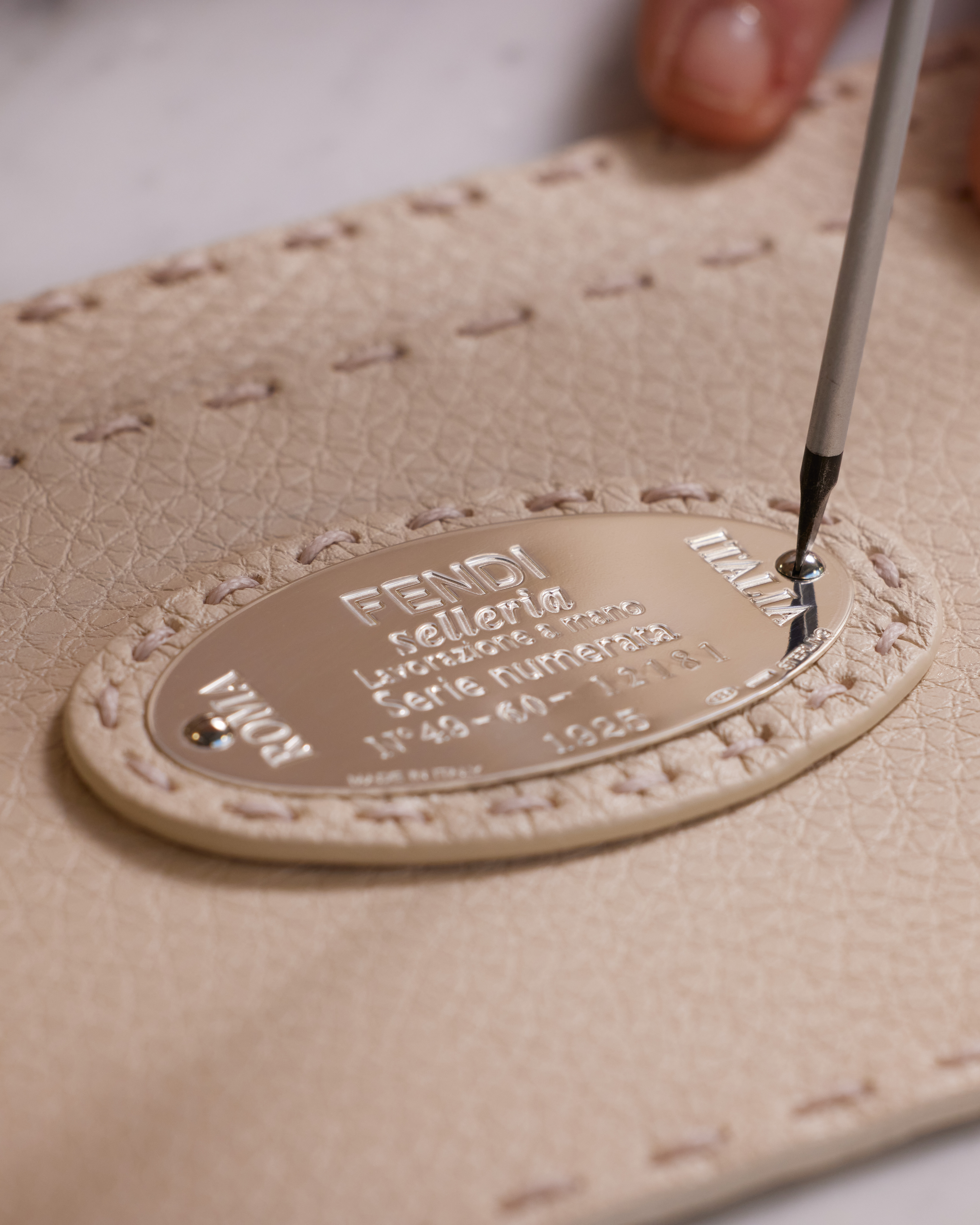 Fendi Peekaboo手袋的幕后制作花絮  © Courtesy of Fendi