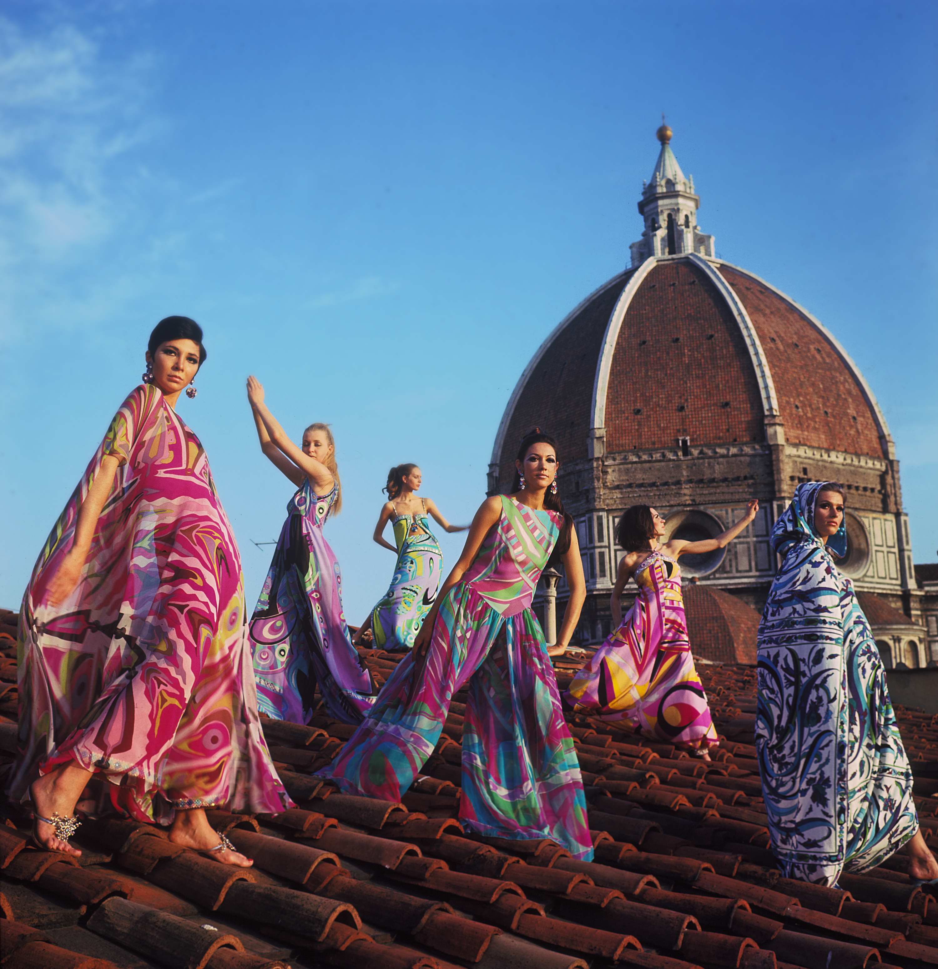 佛罗伦萨璞琪宅邸（Palazzo Pucci）屋顶上的模特身着1967年春夏系列服饰 © 佛罗伦萨Emilio Pucci档案馆