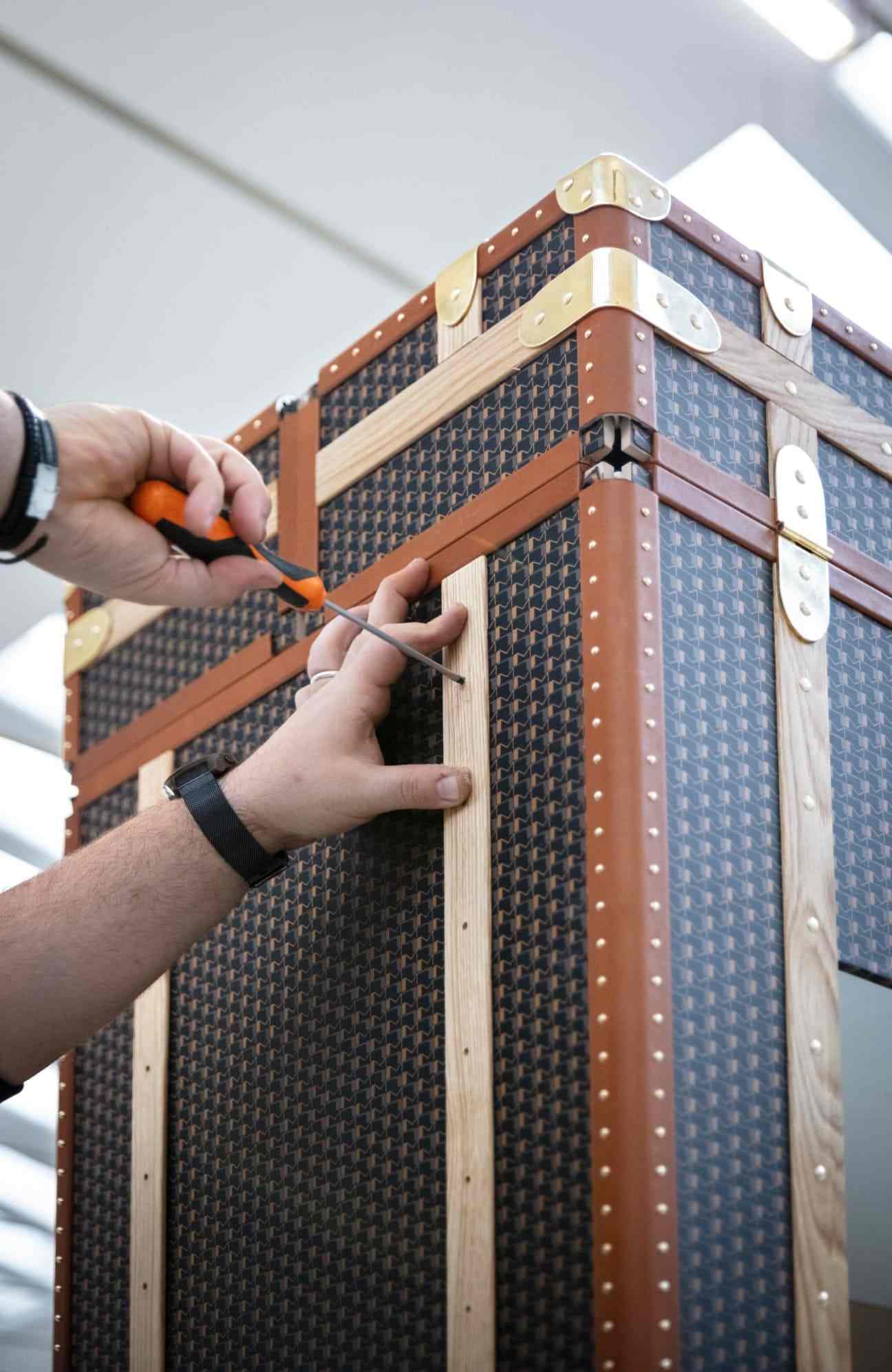 沿袭古董旅行箱的传统工艺,打造时尚摩登的旅行箱 © 艺术指导和场景设计 ARI PHOTOGRAPHY