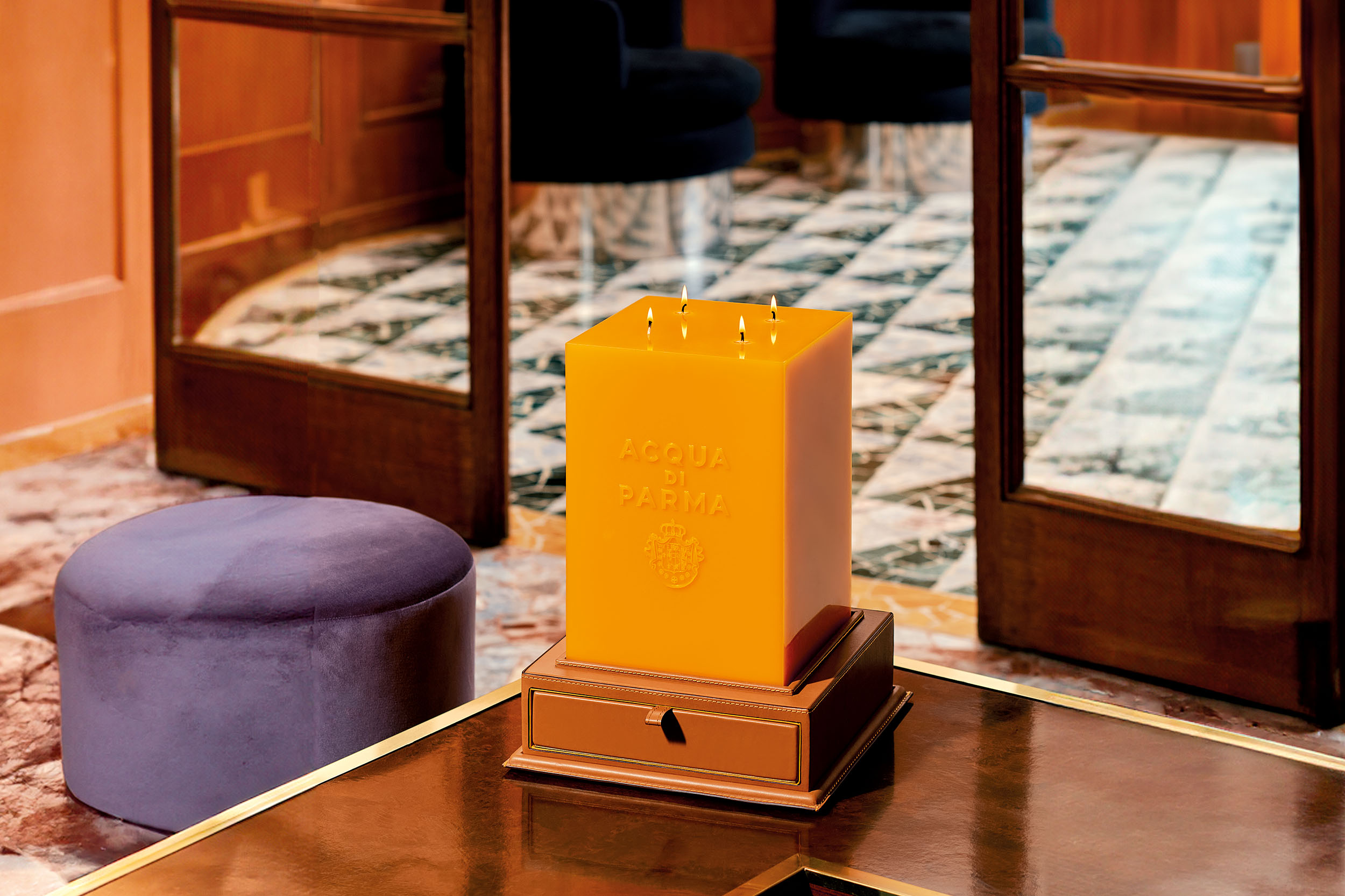 9公斤方型蜡烛与皮革底座© Acqua di Parma