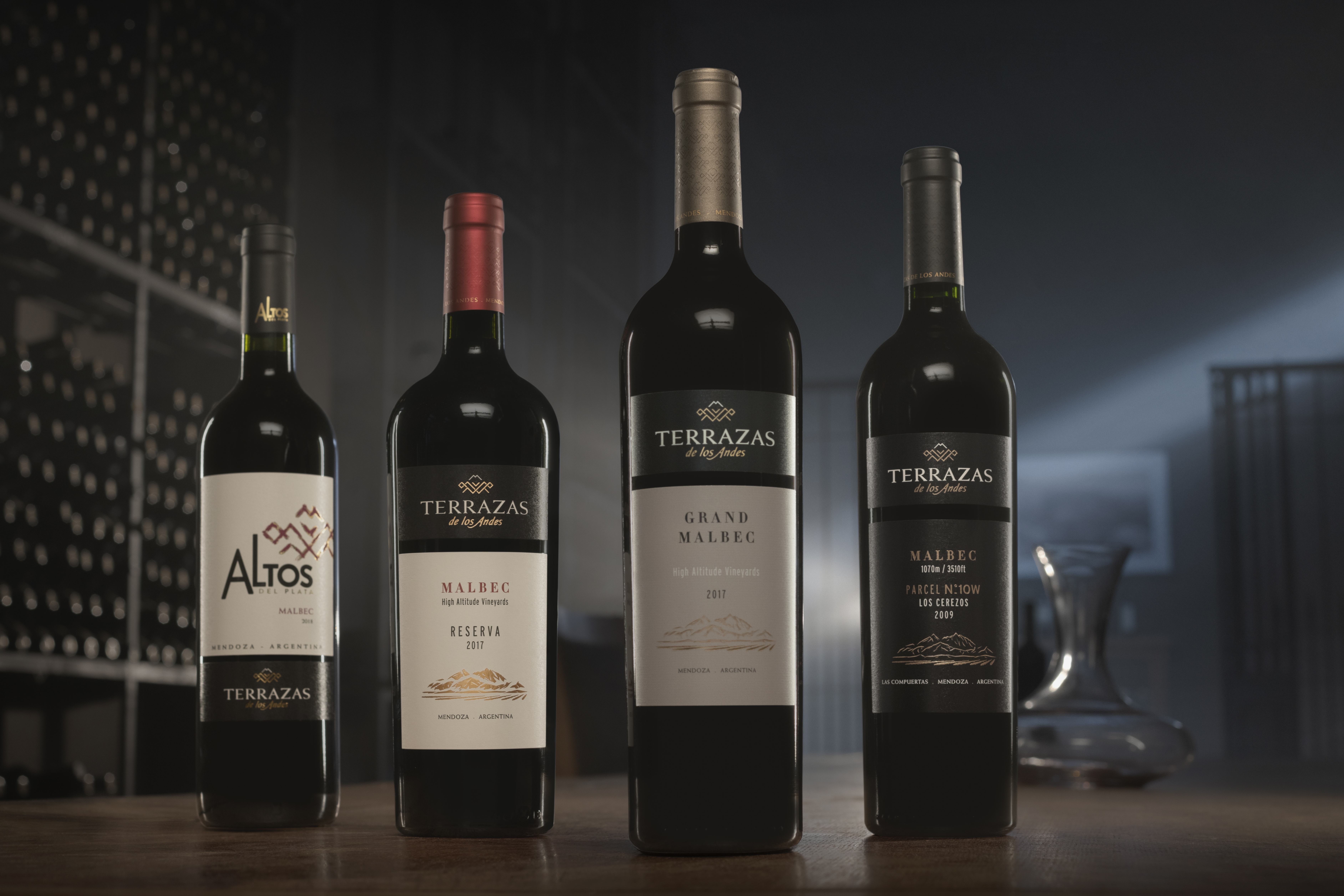 Terrazas de los Andes酒品淬炼马尔贝克葡萄的美妙精髓，令清新的水果气息演化成更深邃、更丰富的醇厚酒香。 Altos del Plata：果味 - 自然 - 充满生机 Reserva：活泼 - 持久 - 层次丰富 Grand：质感 - 复杂 - 珍罕 Parcel Collection：稀有 - 精准 - 美妙 © Terrazas de los Andes