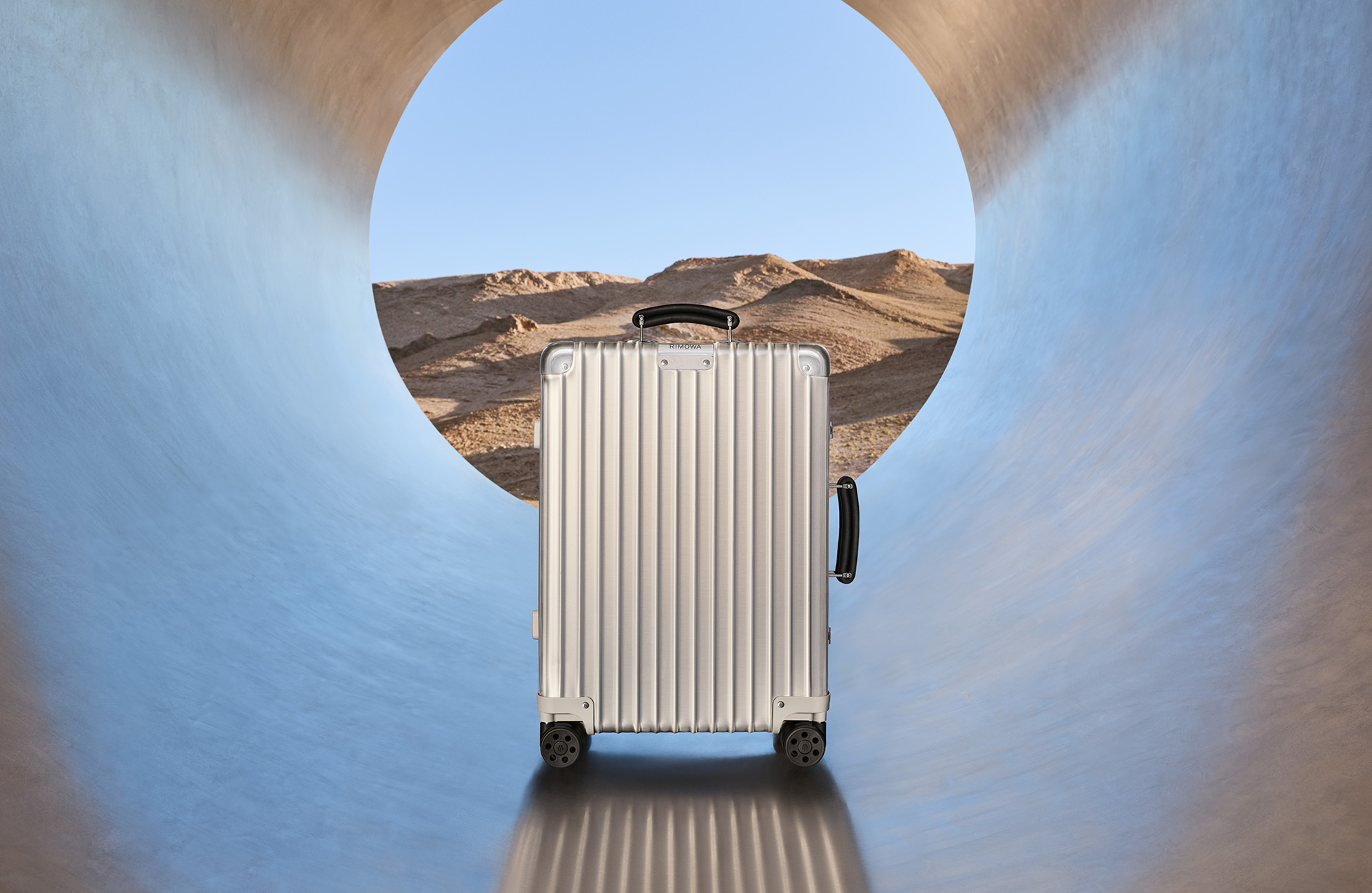 RIMOWA Classic系列登机箱,现代旅行的标志。