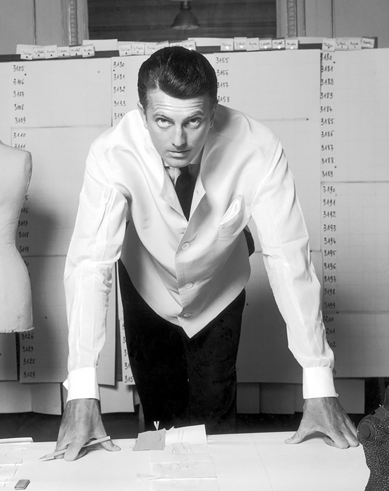 Hubert de Givenchy在时装工坊内 © Robert Doisneau / Rapho
