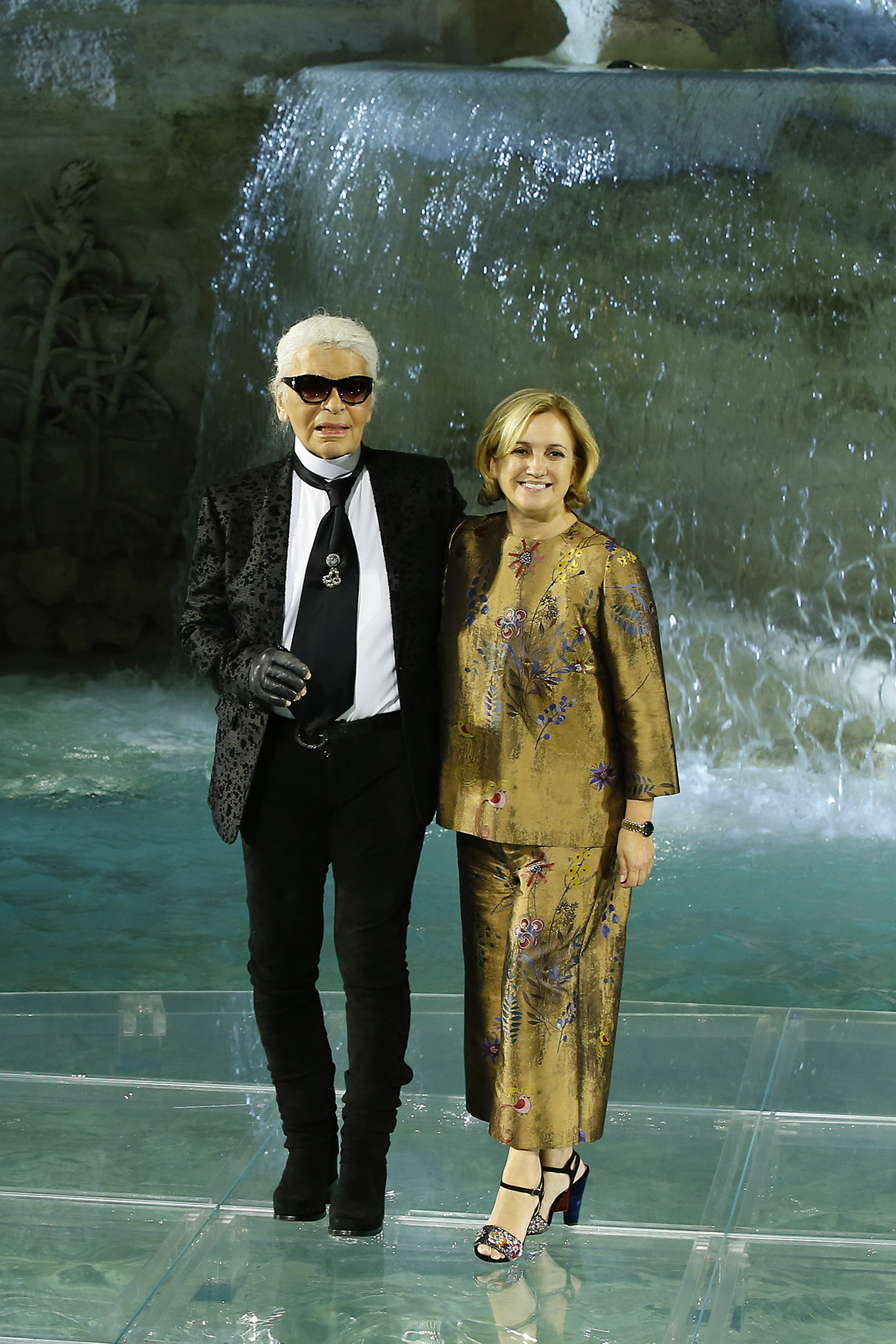 Karl Lagerfeld与Silvia Venturini Fendi出席在罗马许愿池Trevi Fountain举行的Fendi 2016-17秋冬高定皮草系列发布会（2016年） © Courtesy of Fendi