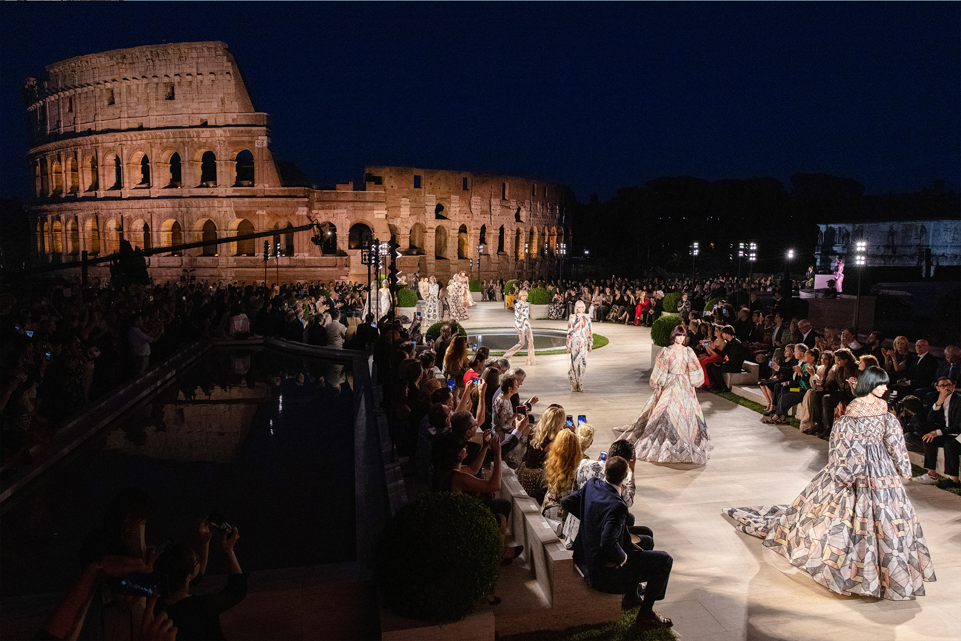Fendi于罗马城内的维纳斯罗马神庙（Temple of Venus and Rome）举行2019-2020秋冬高级定制系列时装秀（2019年) © Courtesy of Fendi