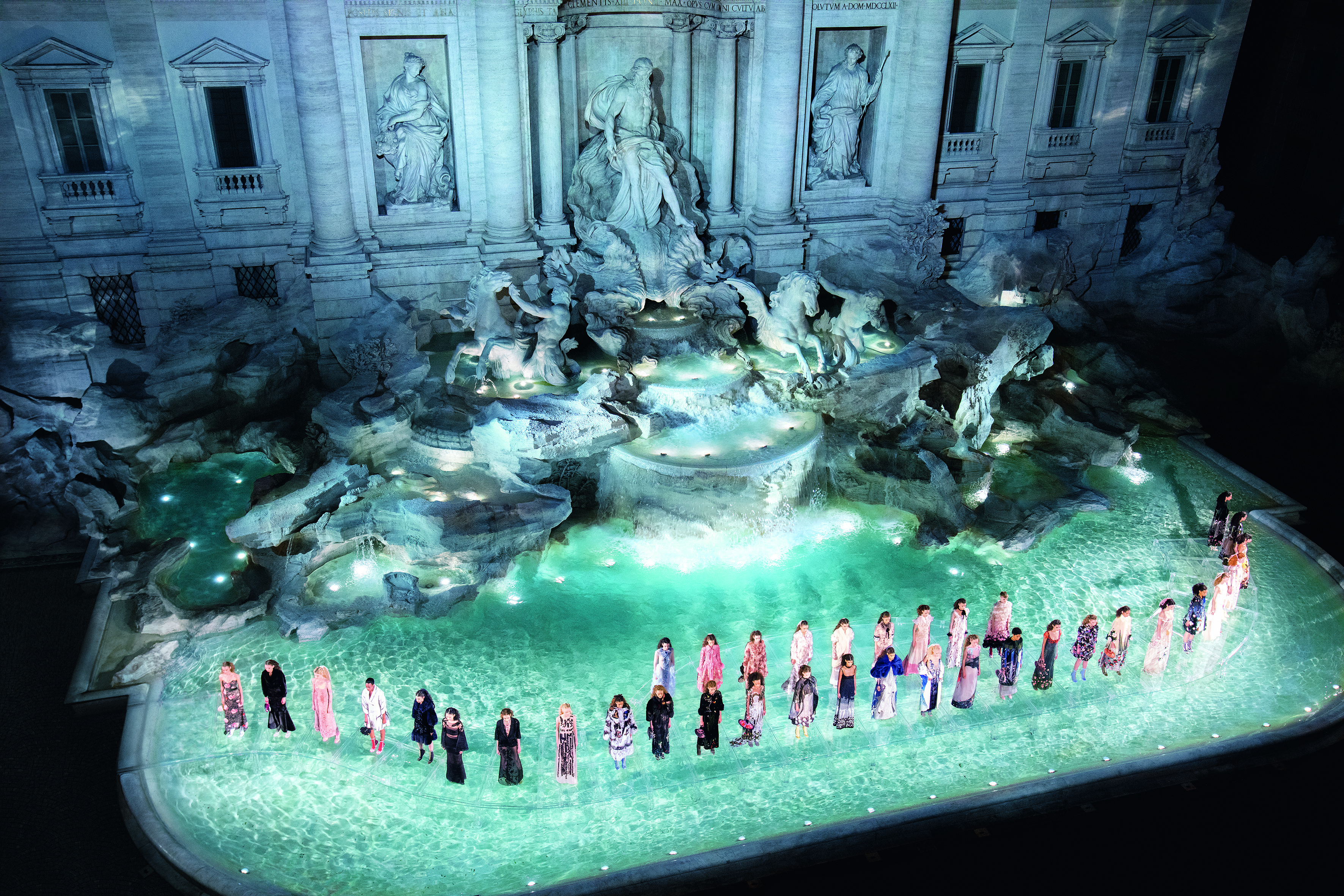 Fendi于罗马许愿池Trevi Fountain举行2016-17秋冬高定皮草系列时装秀（2016年）© 图片由Fendi提供