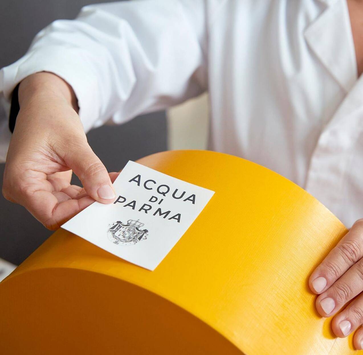 纯正工艺：手工处理的饰面 © Acqua di Parma