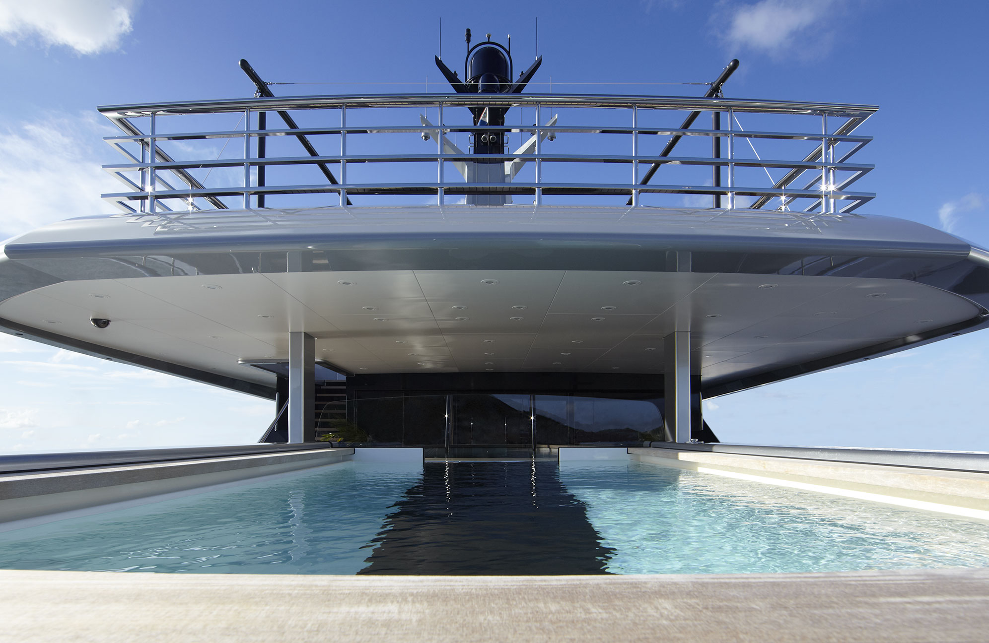 “Feadship Tango”号驾驶台甲板。